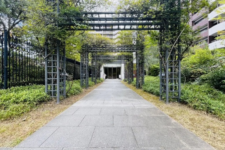 ガーデンヒルズ千里中央のエントランス1